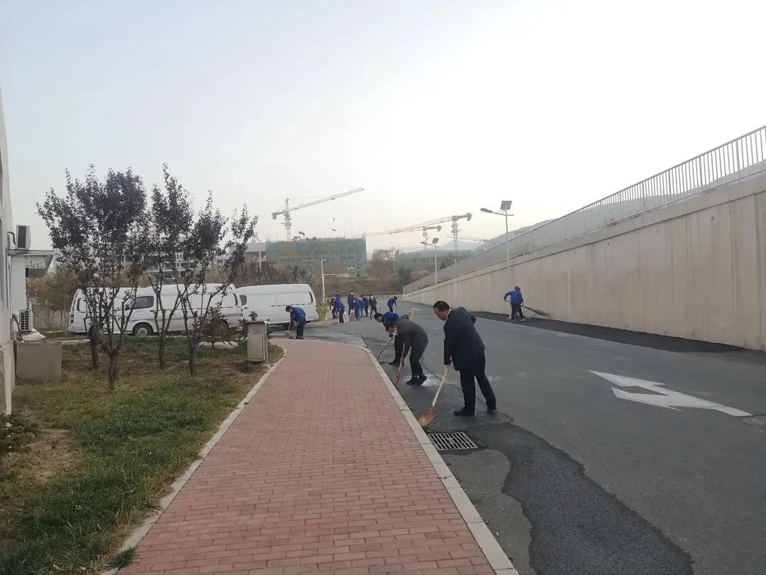 文明始于心 潔凈踐于行——隴神戎發(fā)開展駐廠人員大掃除活動(dòng)