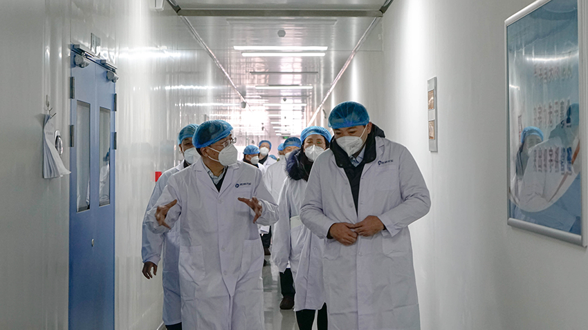 李沛興副省長(zhǎng)調(diào)研隴神戎發(fā)時(shí)強(qiáng)調(diào) 以最快速度擴(kuò)產(chǎn)擴(kuò)能 保障群眾用藥需求