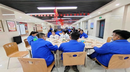 除夕慰問(wèn)送溫暖、濃濃關(guān)懷顯真情 ——隴神戎發(fā)領(lǐng)導(dǎo)班子慰問(wèn)一線員工