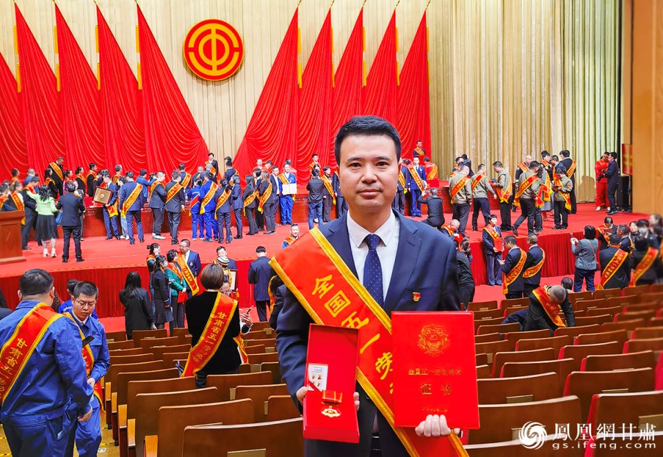 【全國(guó)先進(jìn)】“一”心研好藥 “杰”出青年捧起全國(guó)五一勞動(dòng)獎(jiǎng)?wù)?>
                            </div>
                        </div>
                        <div   id=