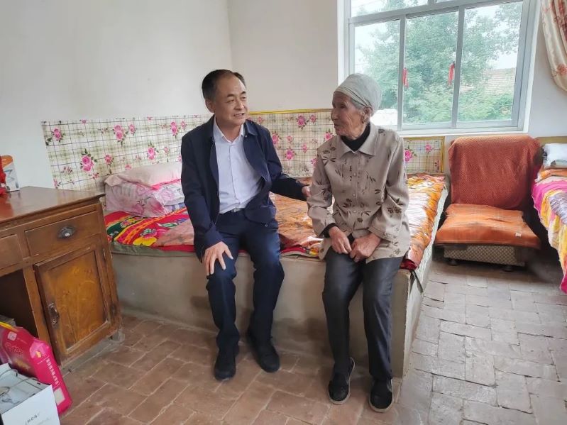 【幫扶新聞】甘肅藥業(yè)集團(tuán)黨委書記、董事長(zhǎng)周榮一行到安定區(qū)開展結(jié)對(duì)幫扶工作