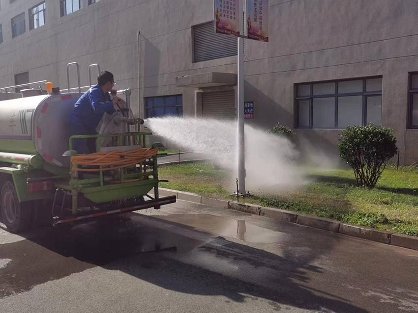 【“三抓三促”進(jìn)行時(shí)】梳妝煥顏正當(dāng)時(shí) 廠區(qū)綠化展新貌——生產(chǎn)管理部開展草坪美化工作