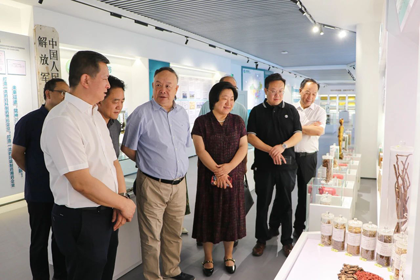國際歐亞科學院院士、南京中醫(yī)藥大學教授段金廒一行到甘肅藥業(yè)集團隴神戎發(fā)調研考察