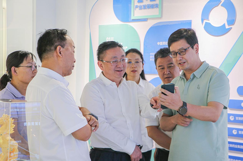 新華社黨組成員、副總編輯任衛(wèi)東一行調(diào)研隴神戎發(fā)